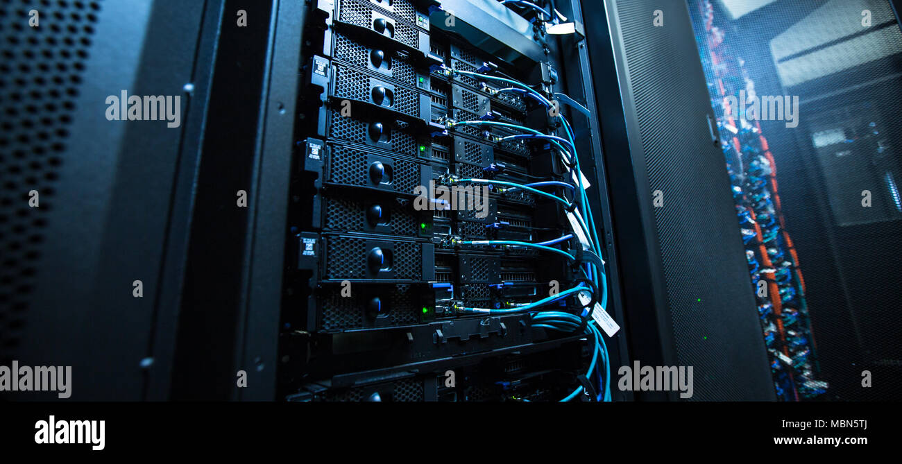 Server di rete camera con server/computer ad alte prestazioni dei processi  in esecuzione Foto stock - Alamy