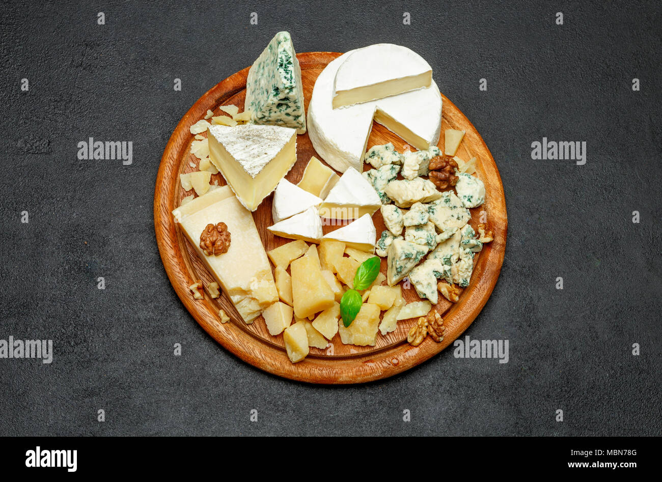 Il piatto di formaggi con formaggi assortiti, Camembert Brie, Parmigiano formaggio blu, capra Foto Stock