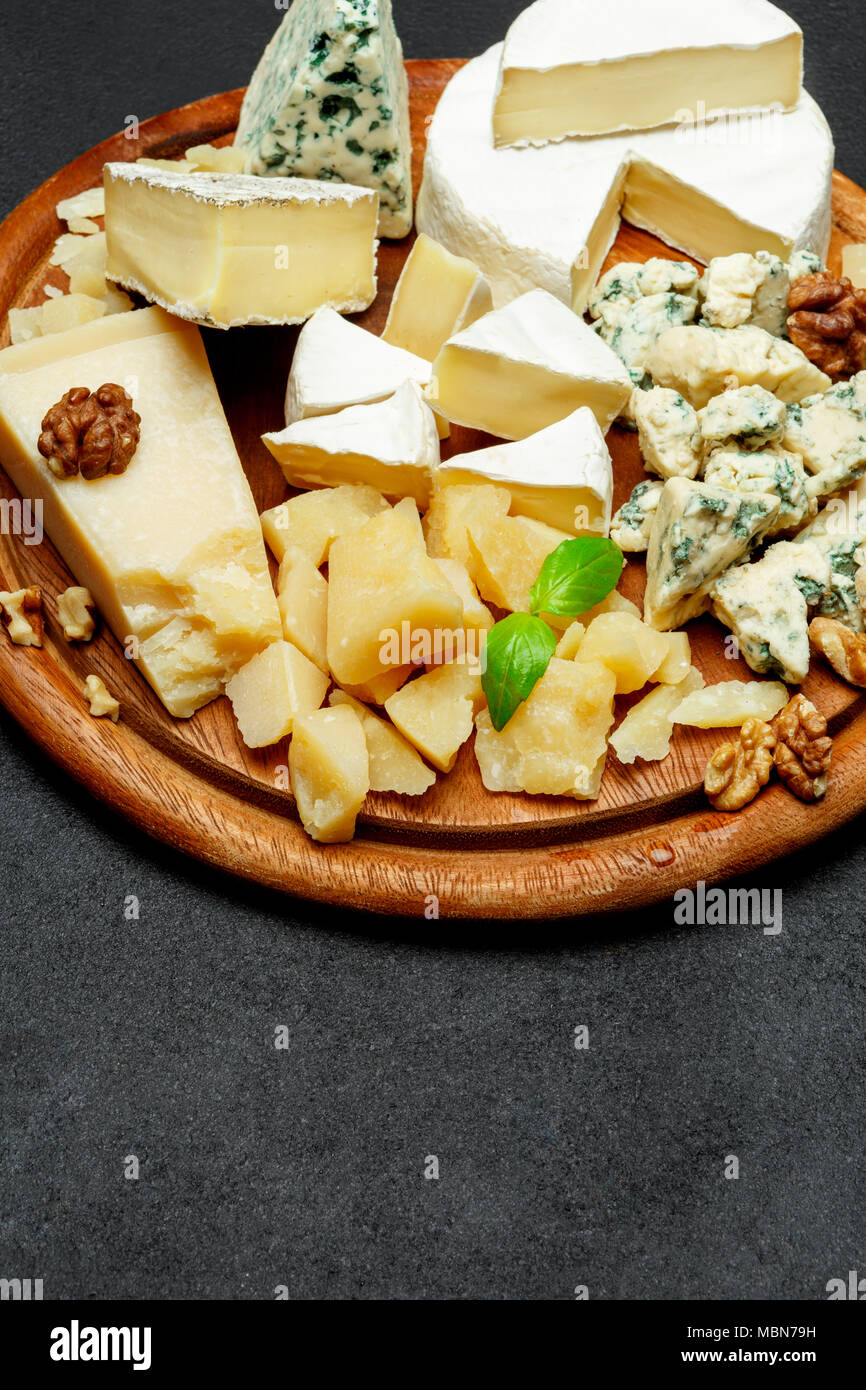 Il piatto di formaggi con formaggi assortiti, Camembert Brie, Parmigiano formaggio blu, capra Foto Stock