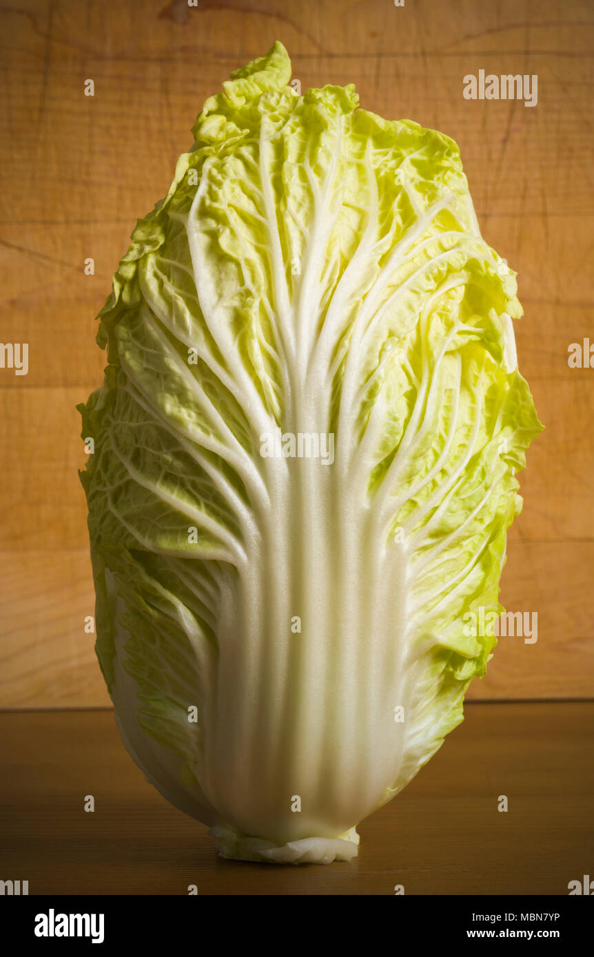 Studio nature morte di una testa di cinesi Cavoli. Foto Stock
