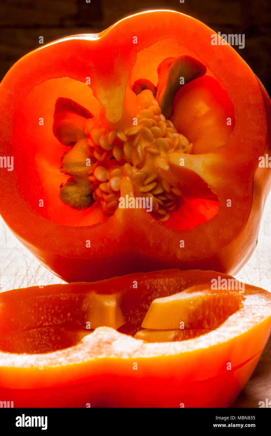 Studio nature morte di un arancio il peperone su di un tagliere. Foto Stock