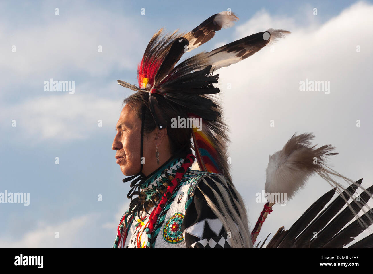 Native American uomo indossando il tradizionale costume di Cheyenne Foto Stock