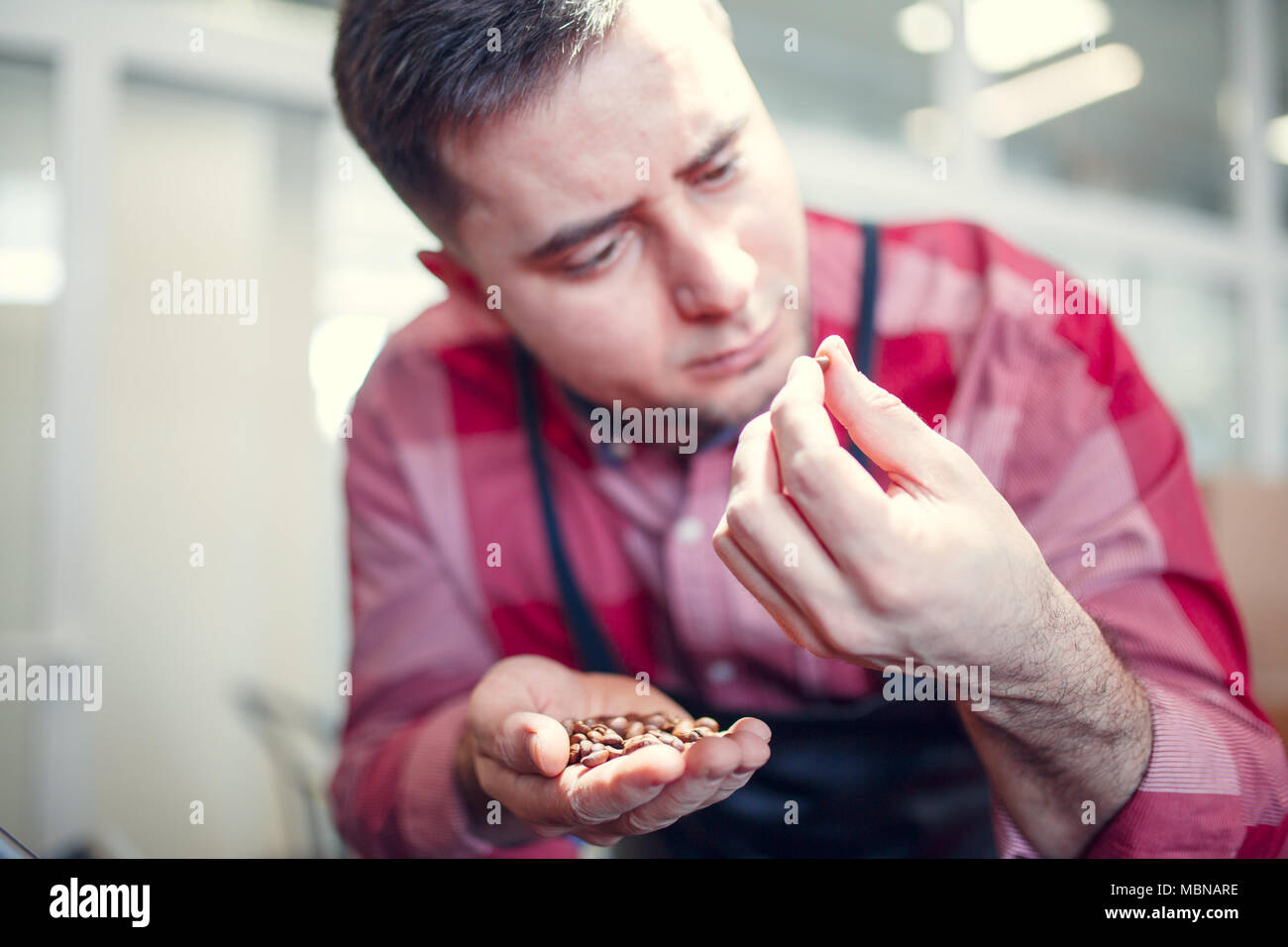 Immagine dell uomo con i chicchi di caffè in palm Foto Stock