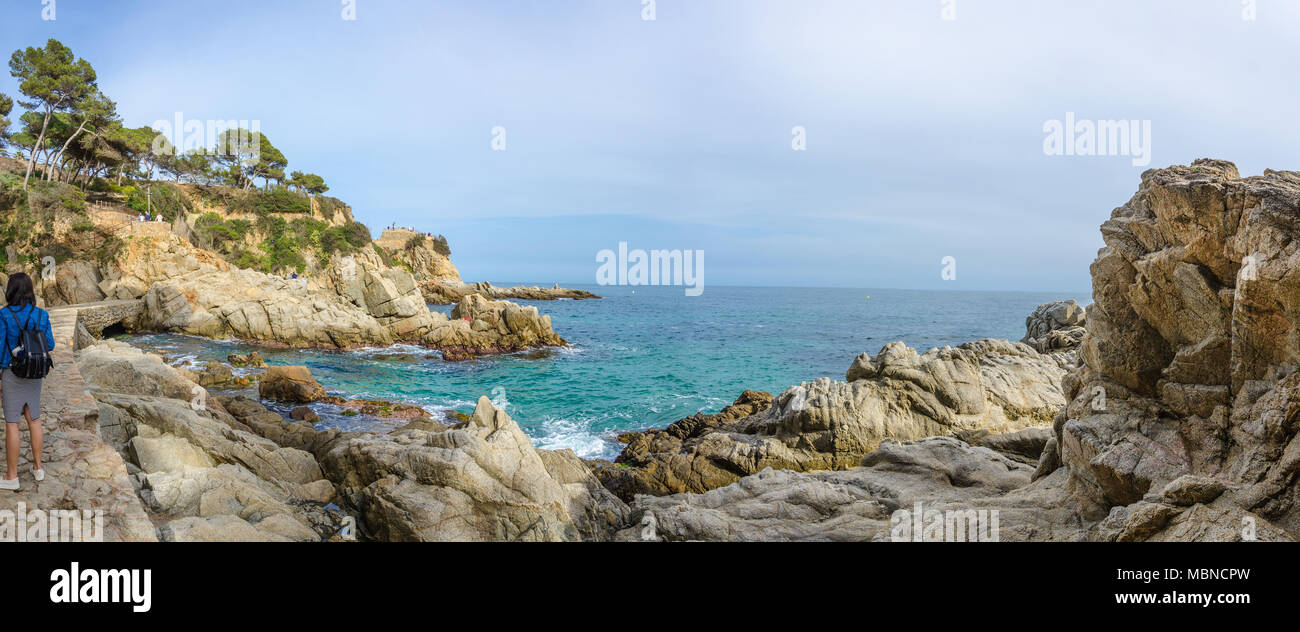 Una vista panoramica di una parte rocciosa della costa a Lloret de Mar in Costa Brava regione della Spagna. Foto Stock