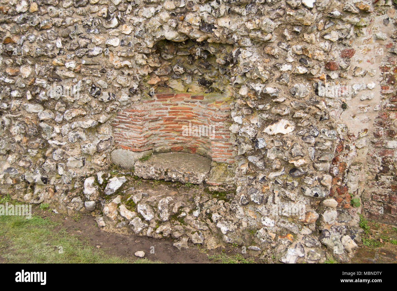 Antico forno di mattoni nella ex cucina parete del castello di Berkhamsted, Hertfordshire Foto Stock