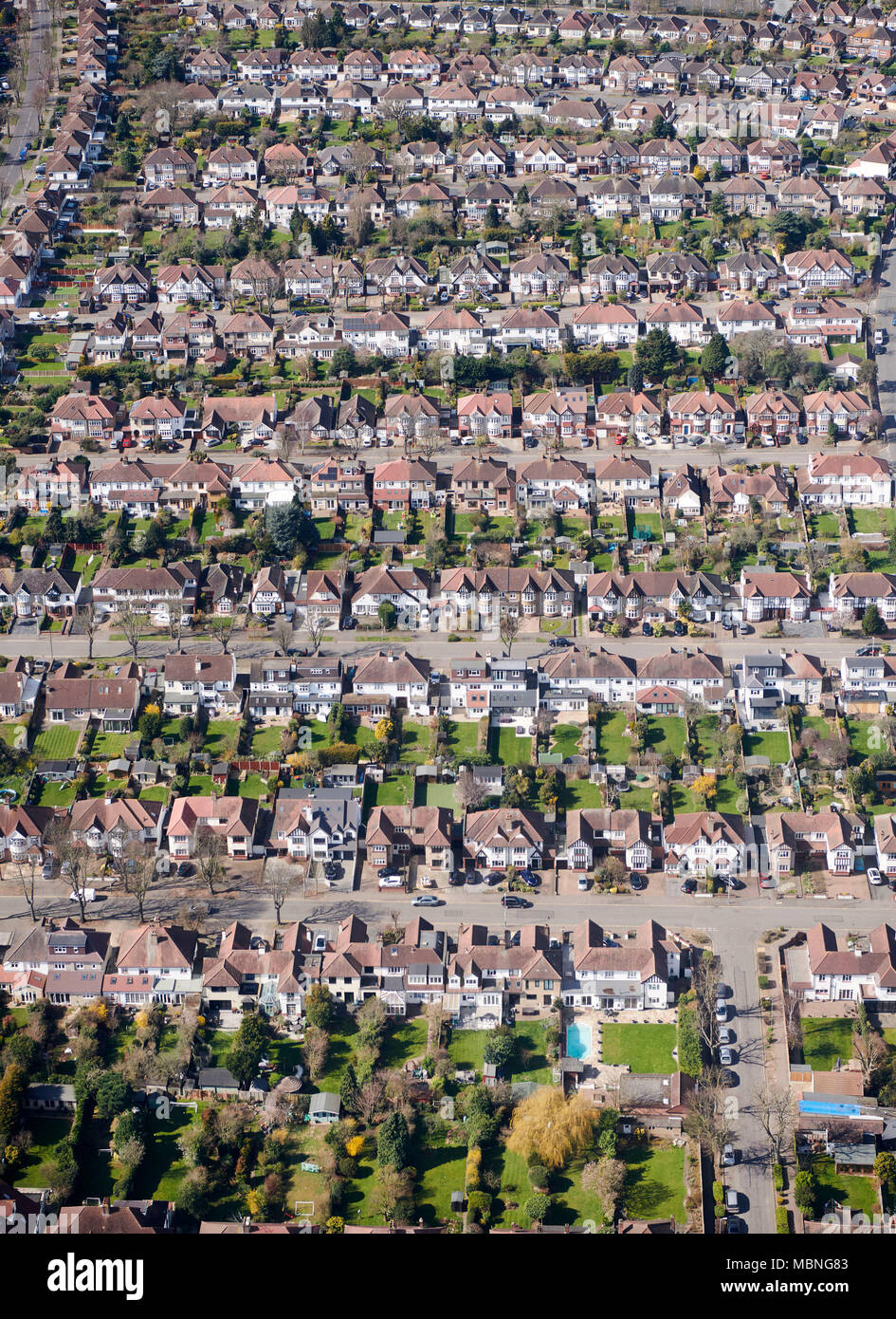 Suburban semi staccato di terra, Upminster, Essex, Inghilterra sud-orientale Foto Stock