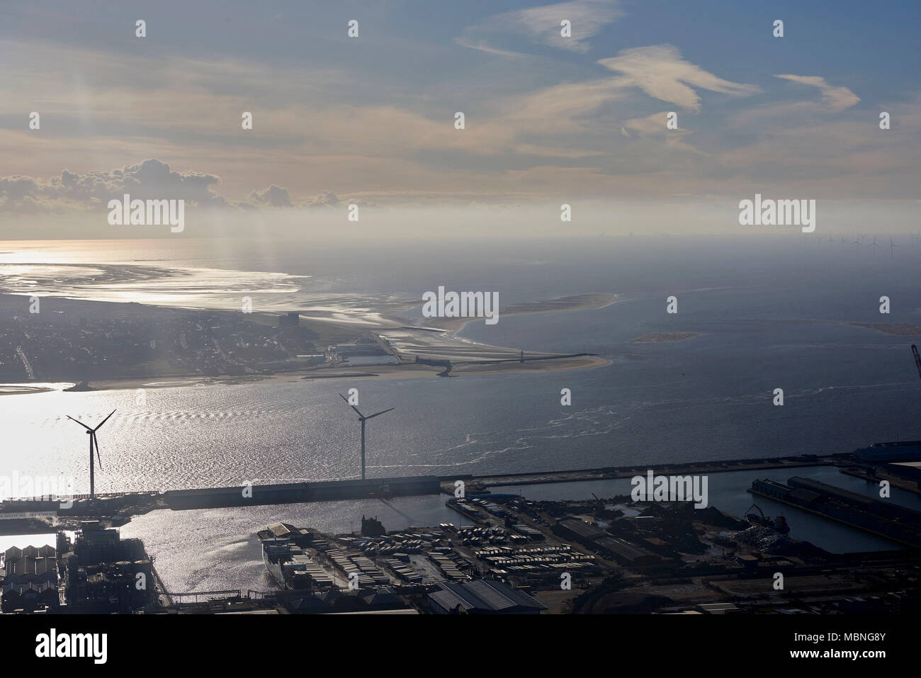 Una veduta aerea del fiume Mersey guardando sopra Seaforth Dock per il Wirral al tramonto, Liverpool, North West England, Regno Unito Foto Stock