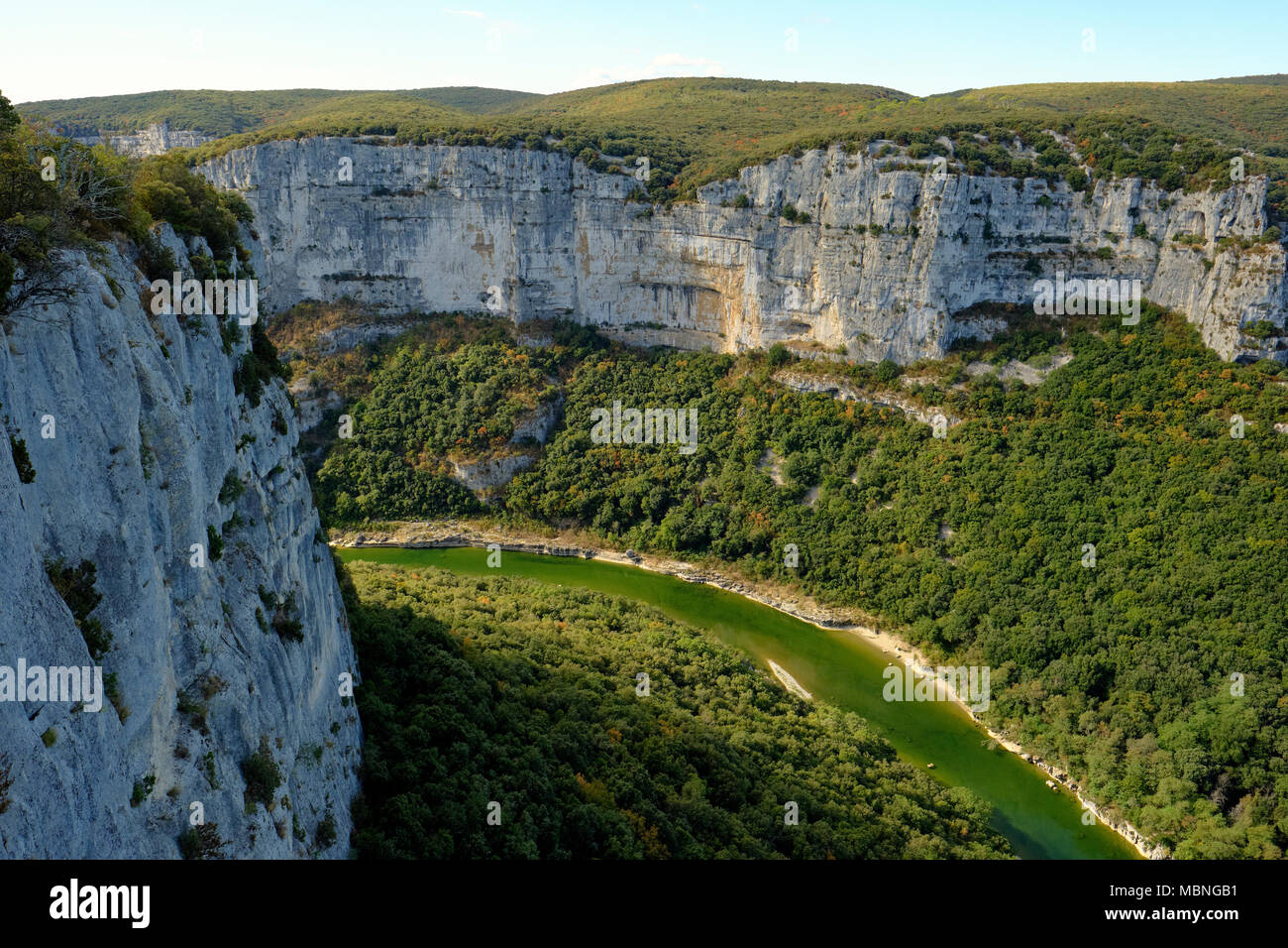 Lo spettacolare paesaggio di pietre calcaree delle Gorges de l'Ardeche in Rhone-Alpes, regione a sud della Francia Foto Stock