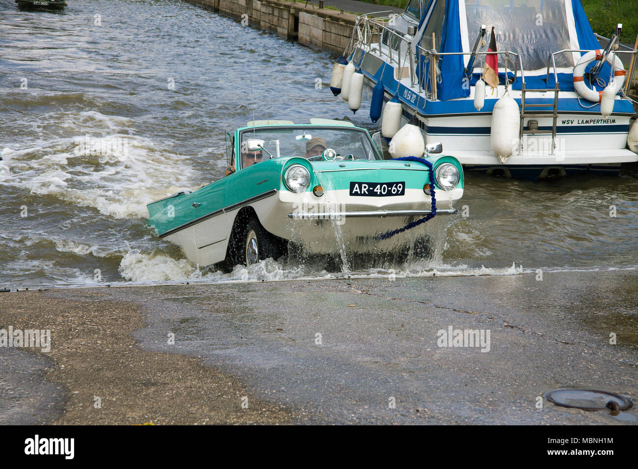 Amphic auto, un tedesco veicolo anfibio guida fuori acqua al fiume Mosella, a Cochem, Renania-Palatinato, Germania Foto Stock