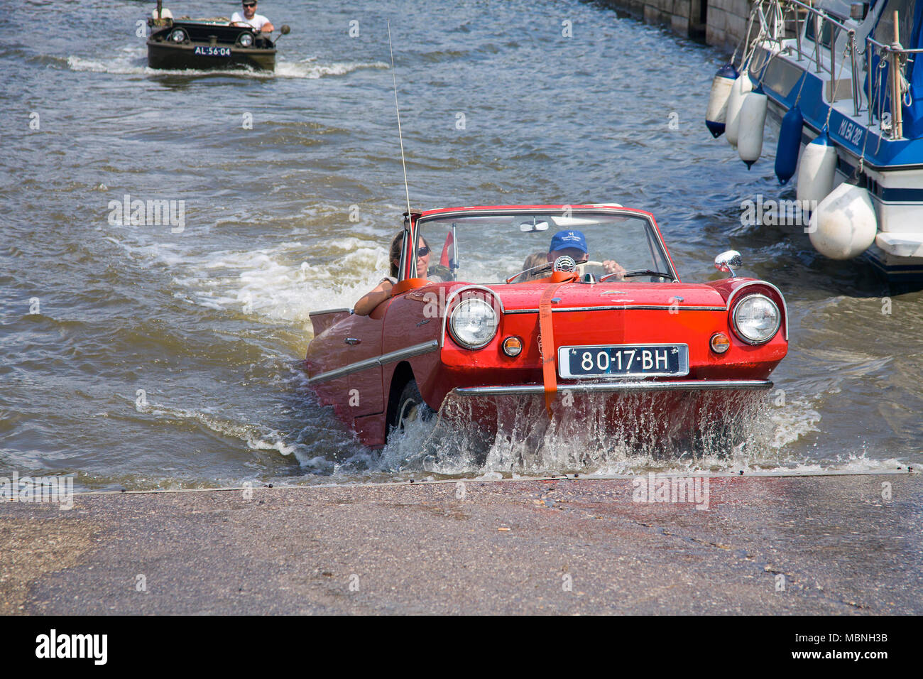 Amphic auto, un tedesco veicolo anfibio guida fuori acqua al fiume Mosella, a Cochem, Renania-Palatinato, Germania Foto Stock