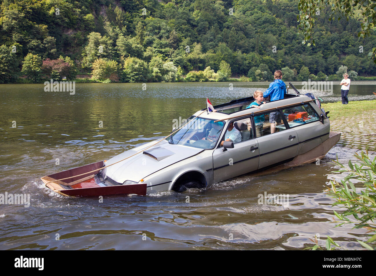 Ricostruita, auto veicolo anfibio la guida sul fiume Moselle a Minheim, Renania-Palatinato, Germania Foto Stock