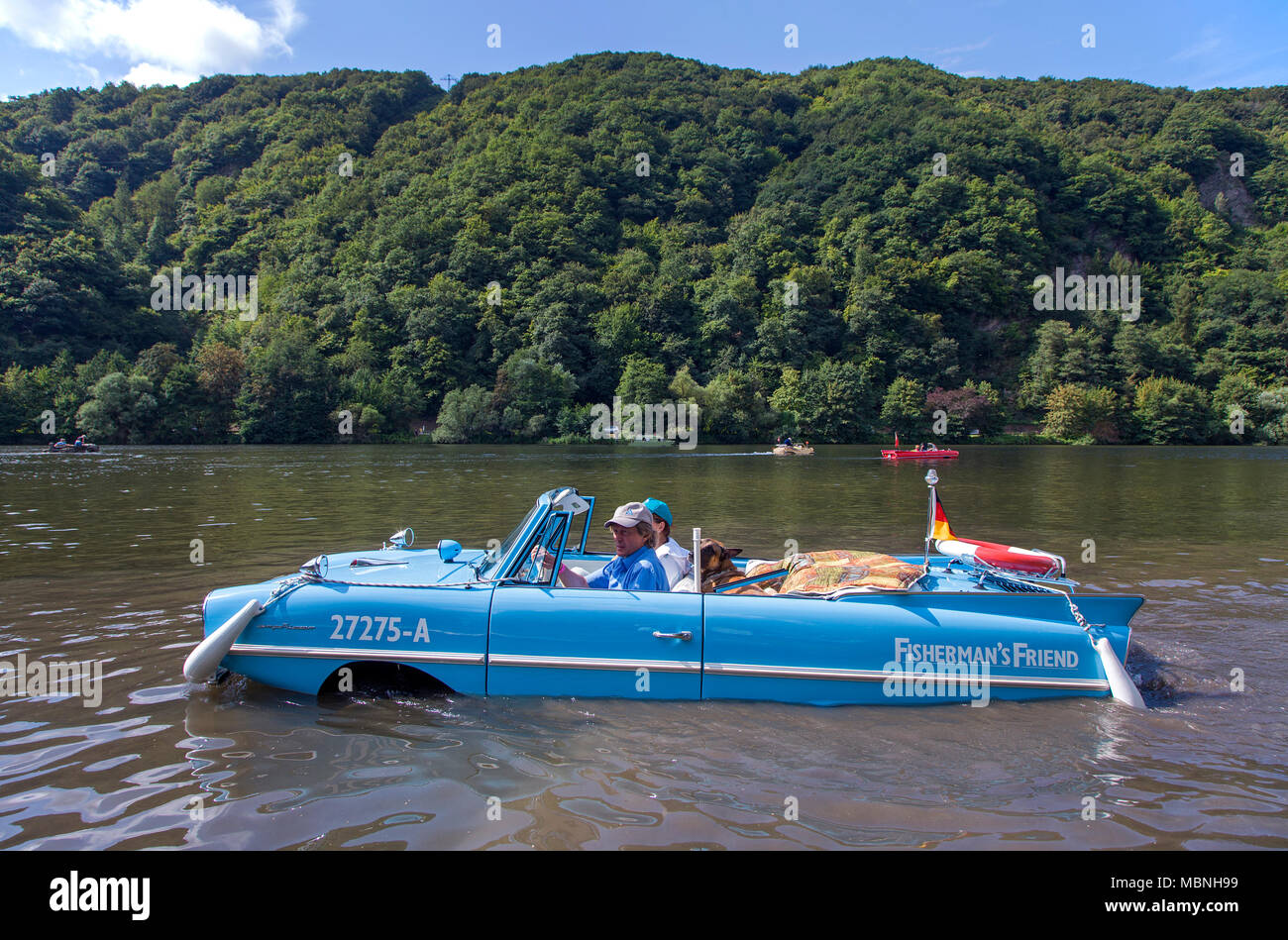 Amphic auto, un tedesco veicolo anfibio la guida sul fiume Moselle a Minheim, Renania-Palatinato, Germania Foto Stock