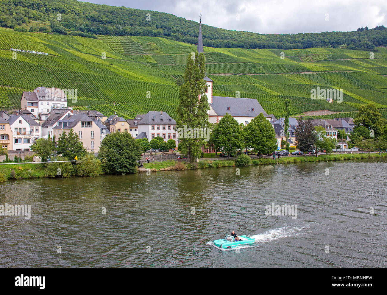 Amphic auto, un tedesco veicolo anfibio la guida sul fiume Moselle in Piesport, Renania-Palatinato, Germania Foto Stock