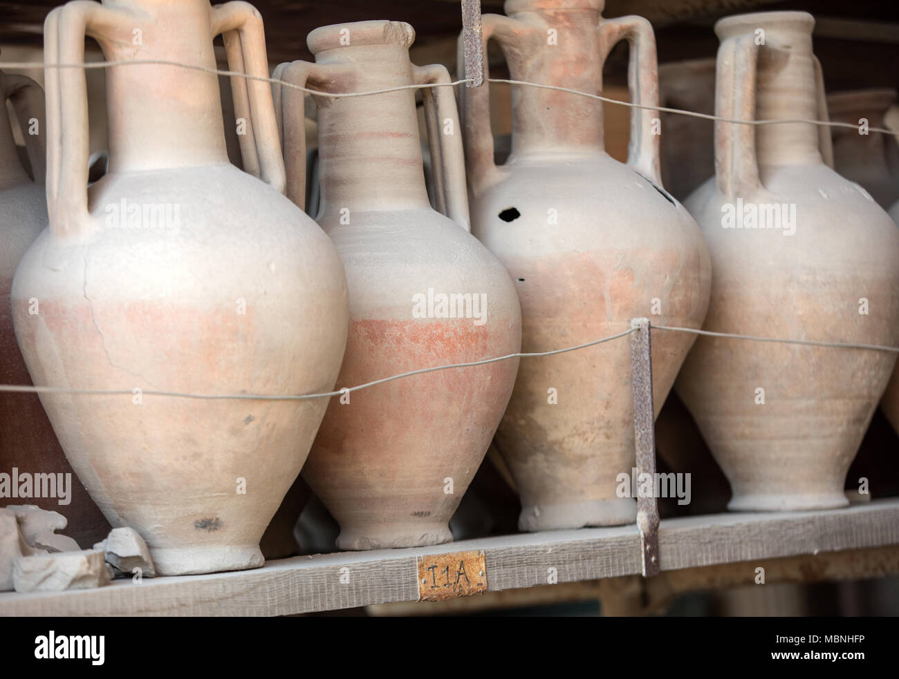 Le navi, pentole e una varietà di artefatti sopravvivere eruzione del  Vesuvio a Pompei sono state scavate e catalogato .Pompei, Italia Foto stock  - Alamy