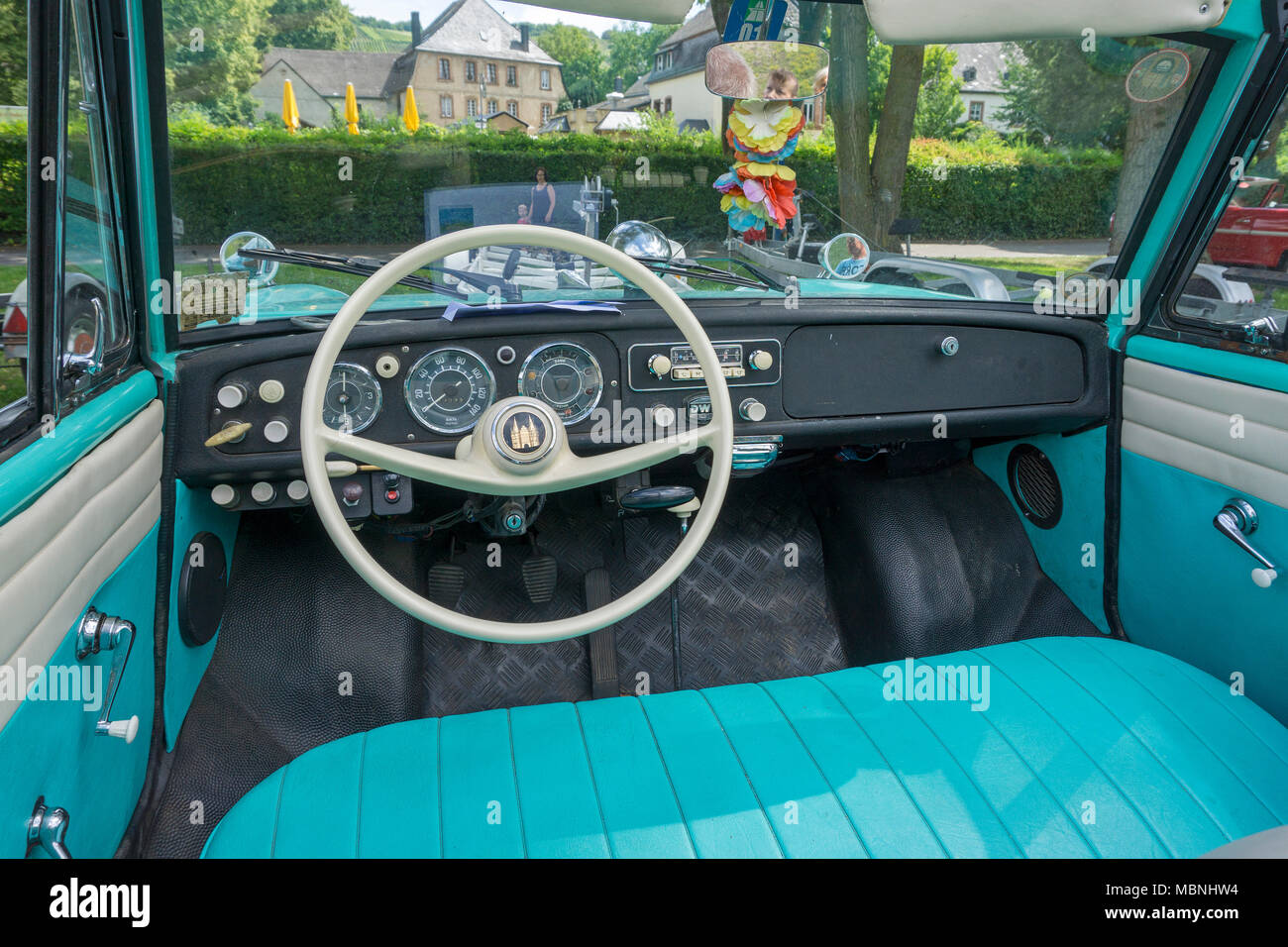 Il volante e il cruscotto di automobile di una Amphicar, veicolo anfibio mostra al fiume Moselle, Neumagen-Dhron, Renania-Palatinato, Germania Foto Stock