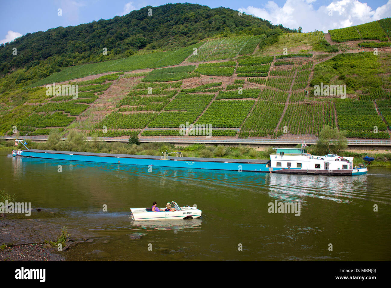 Amphic auto e barcone sul fiume Moselle a Cochem, Renania-Palatinato, Germania Foto Stock