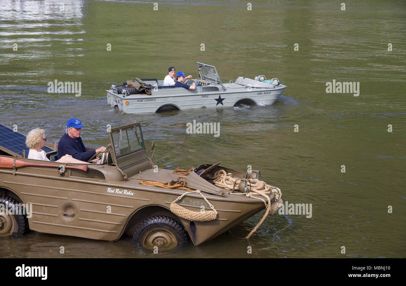 Anfibio militare veicoli sul fiume Moselle a Bruttig-Fankel, Renania-Palatinato, Germania Foto Stock