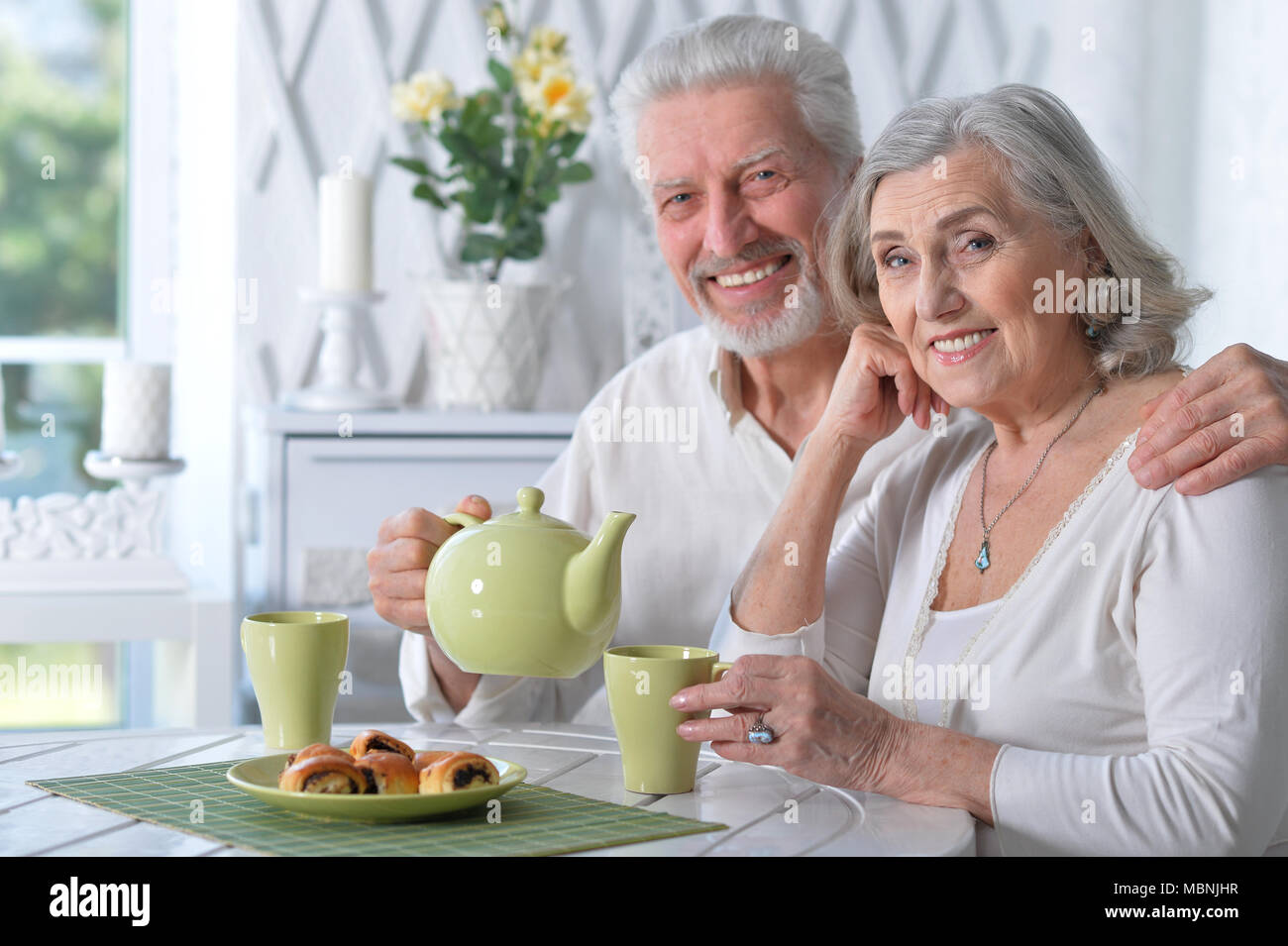 Coppia senior bere il tè Foto Stock