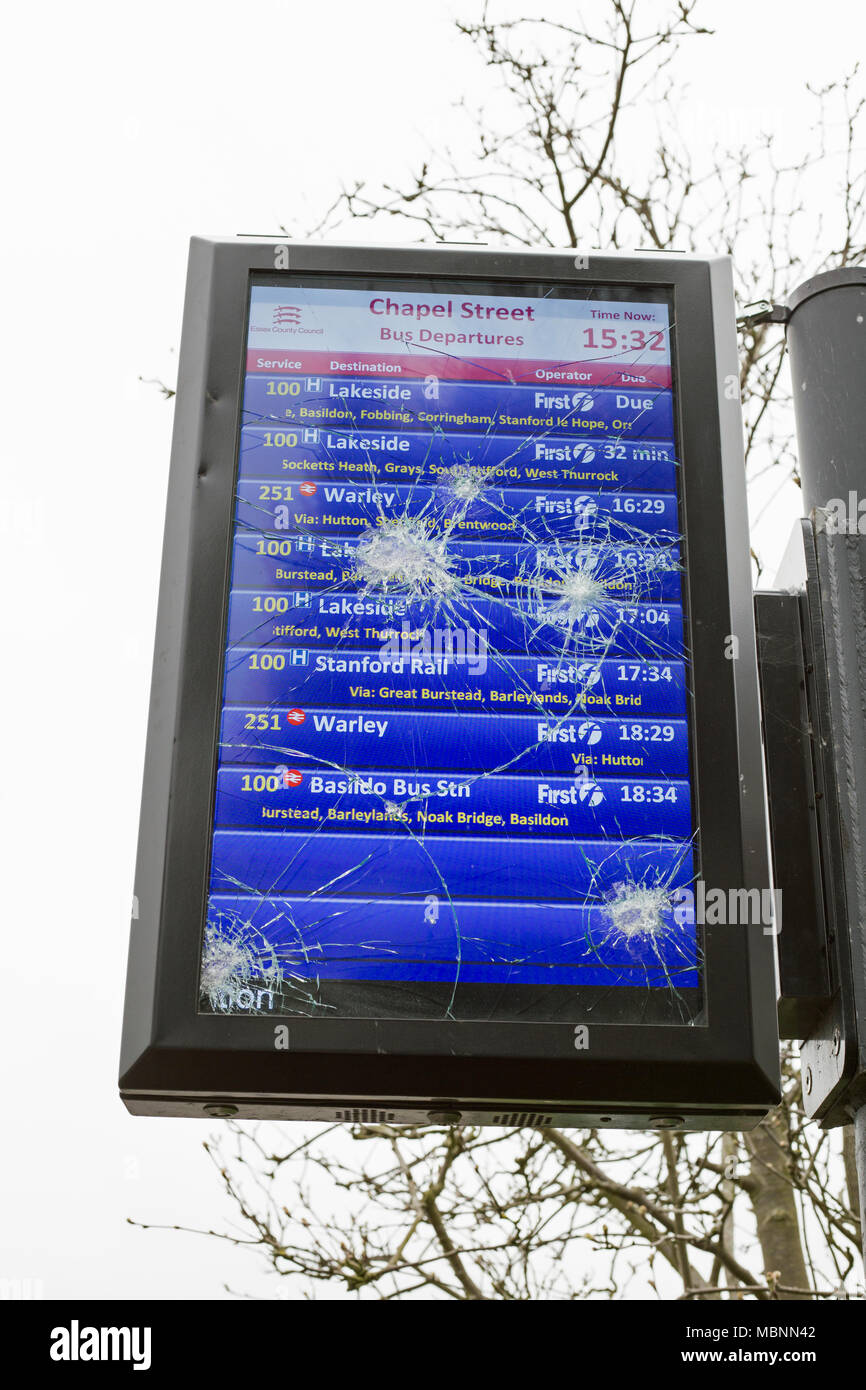 Billericay, Essex, Inghilterra, aprile 2018 una vista di un vandalizzato schermata Destinazione per Essex servizi di Bus Foto Stock