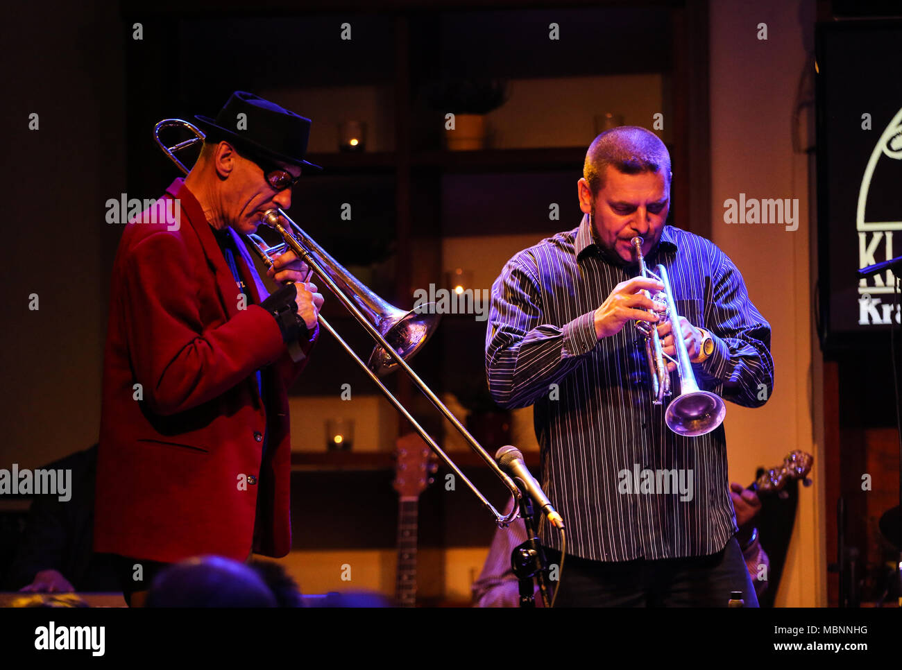 A Cracovia, Polonia - 30 ottobre 2015: Boba Jazz Band che suona musica dal vivo al Jazz Cracovia tutte le anime Day Festival in Jaszczury Club. Cracovia. Polonia Foto Stock