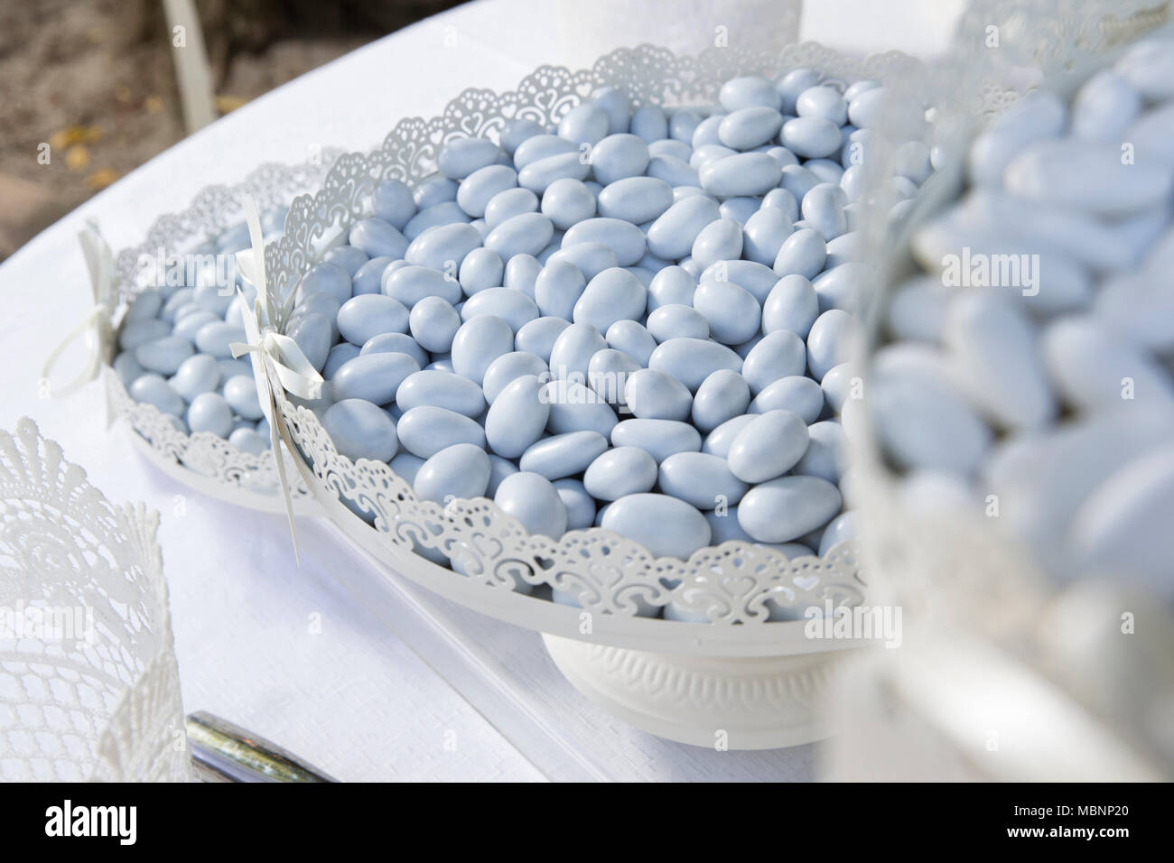 Primo piano di una festa di nozze, vintage vassoio metallico con la luce blu di mandorle e cioccolato coriandoli italiano Foto Stock