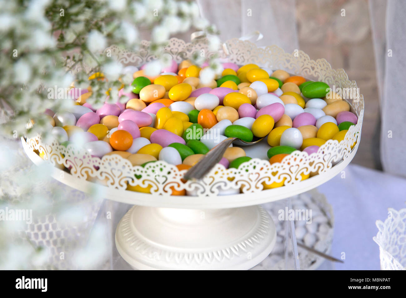 Primo piano di una festa di nozze, un vintage vassoio metallico con colorati coriandoli in esso Foto Stock