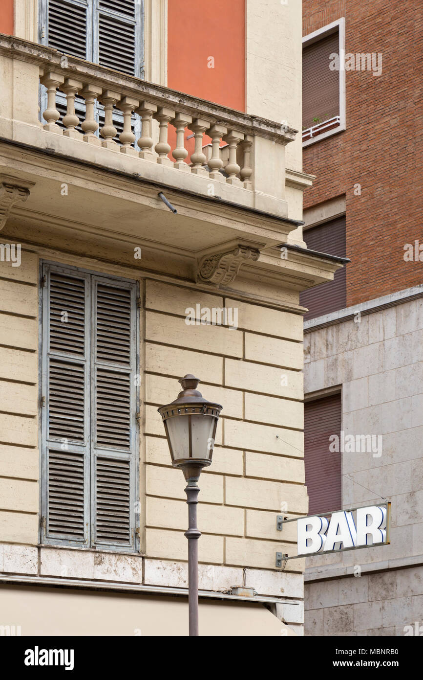 Un Bar segno su un edificio in Roma, Italia, vicino alla Città del Vaticano. A differenza di alcuni luoghi nel mondo un Bar è dove vi piacerebbe andare a comprare un caffè in Italia, alcuni Foto Stock