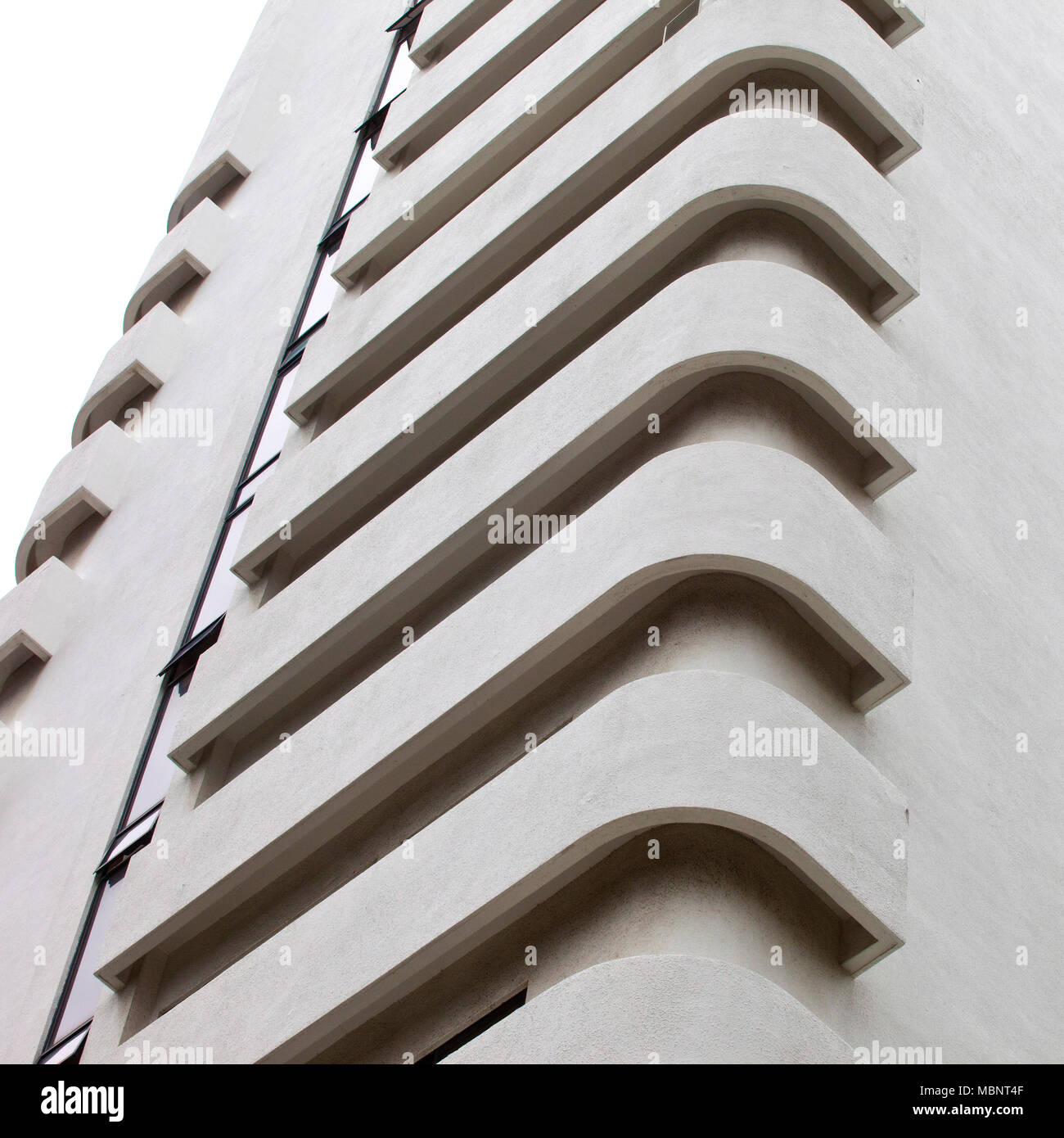 Immagine astratta di un edificio in calcestruzzo di balconi che mostra il cast su calcestruzzo nella città di Singapore Foto Stock