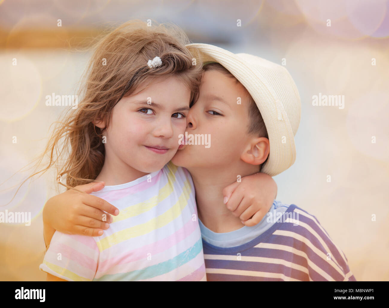 Sorella che bacia fratello immagini e fotografie stock ad alta