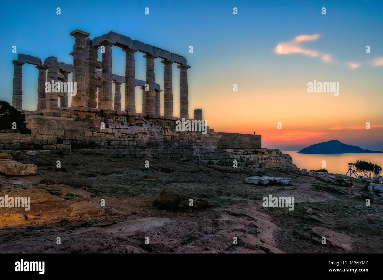 Sounion, Attica / Grecia: colorato tramonto a Capo Sounion e le rovine del tempio di Poseidone con Patroklos isola visibile in background. Foto Stock
