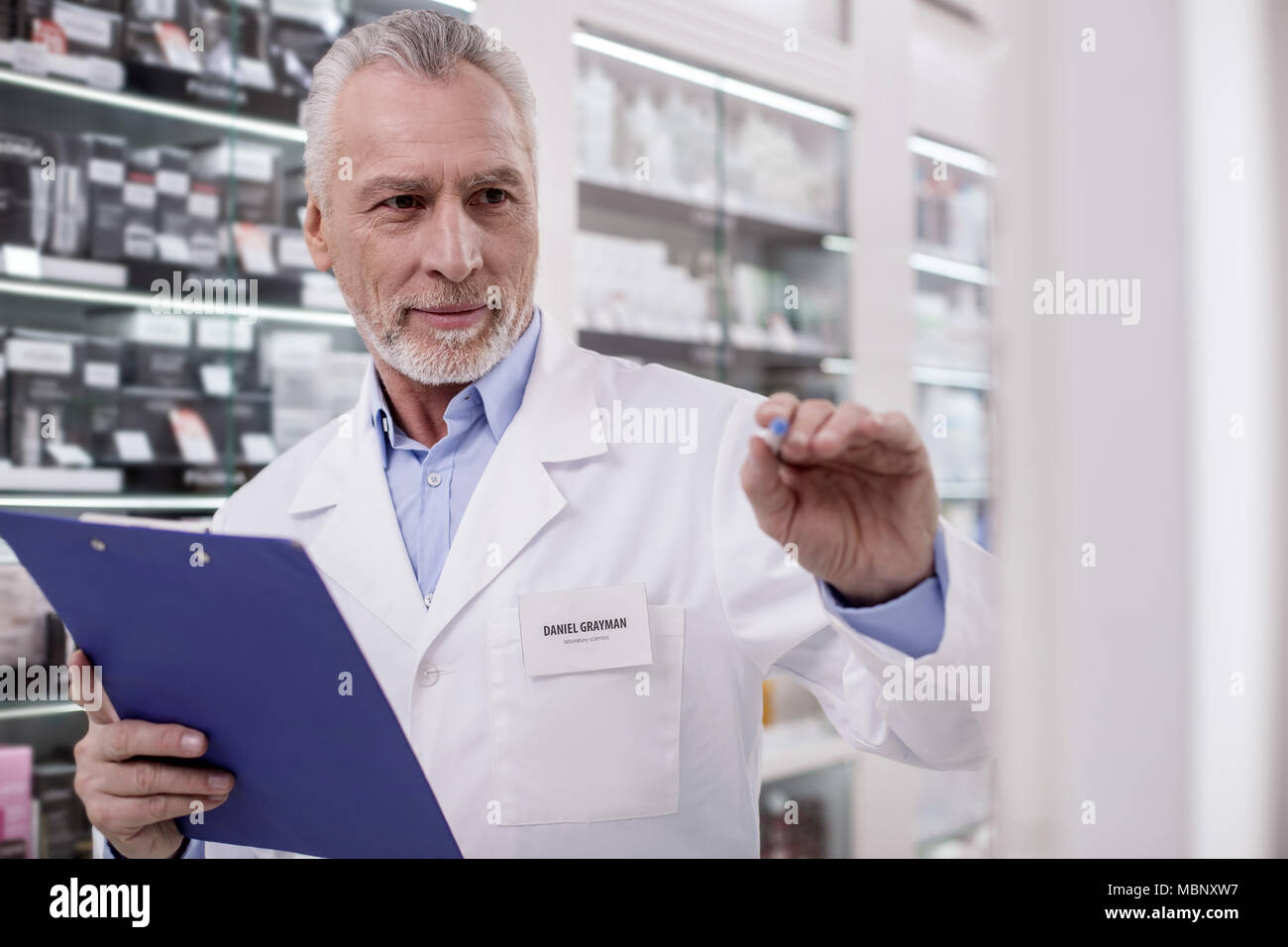 Interessante il farmacista maschio Lista di compilazione Foto Stock