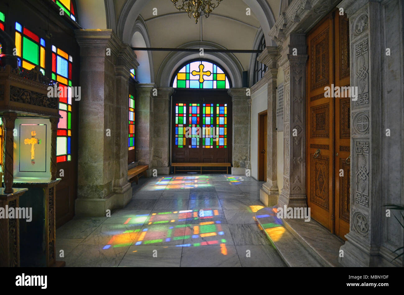 Heraklion, Creta / Grecia.La Agios Minas Cattedrale Ortodossa. Sun passa attraverso le finestre di vetro macchiate creando riflessi colorati Foto Stock