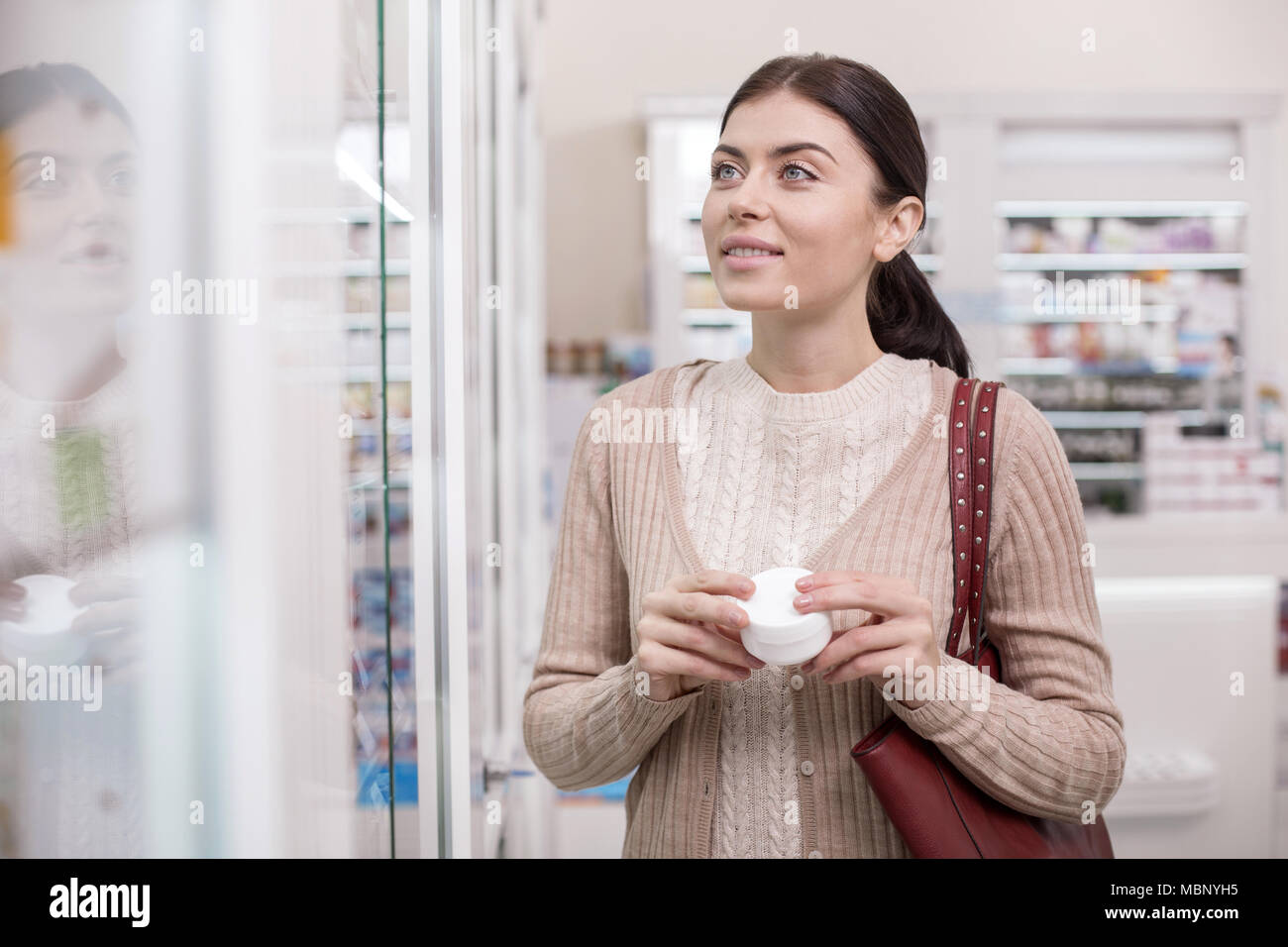 Femmina felice del client che effettua la decisione Foto Stock