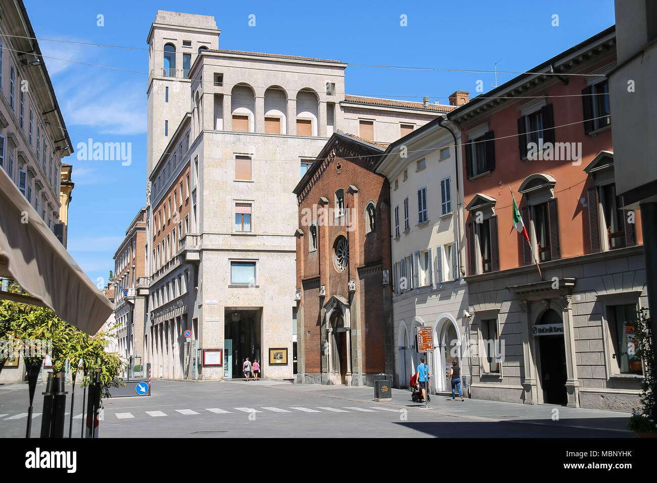 Piacenza, Italia - Agosto 7, 2016: la gente a piedi nel centro storico della città.Vista della Chiesa San Donnino Foto Stock
