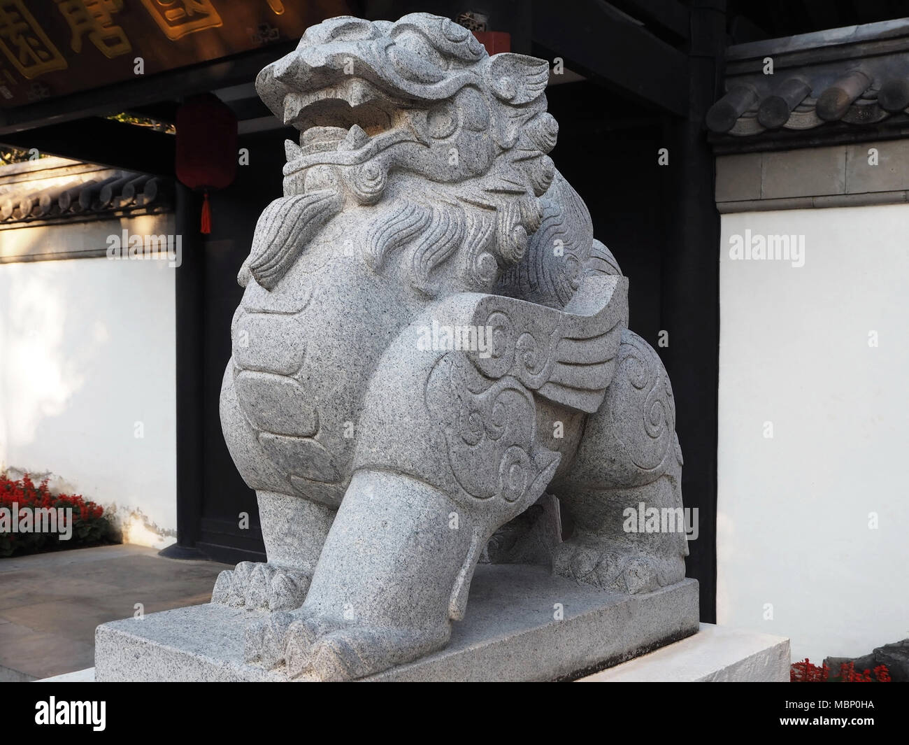 White Lion custode statua presso il santuario cinese Foto Stock