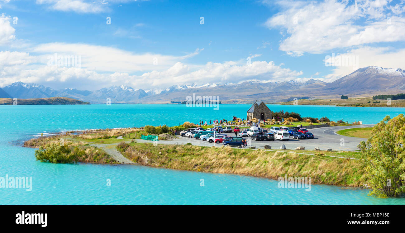 Nuova Zelanda Isola del Sud della Nuova Zelanda la chiesa del buon pastore occupato il parco auto Lago Tekapo nuova zelanda mackenzie quartiere isola del sud nz panorama Foto Stock