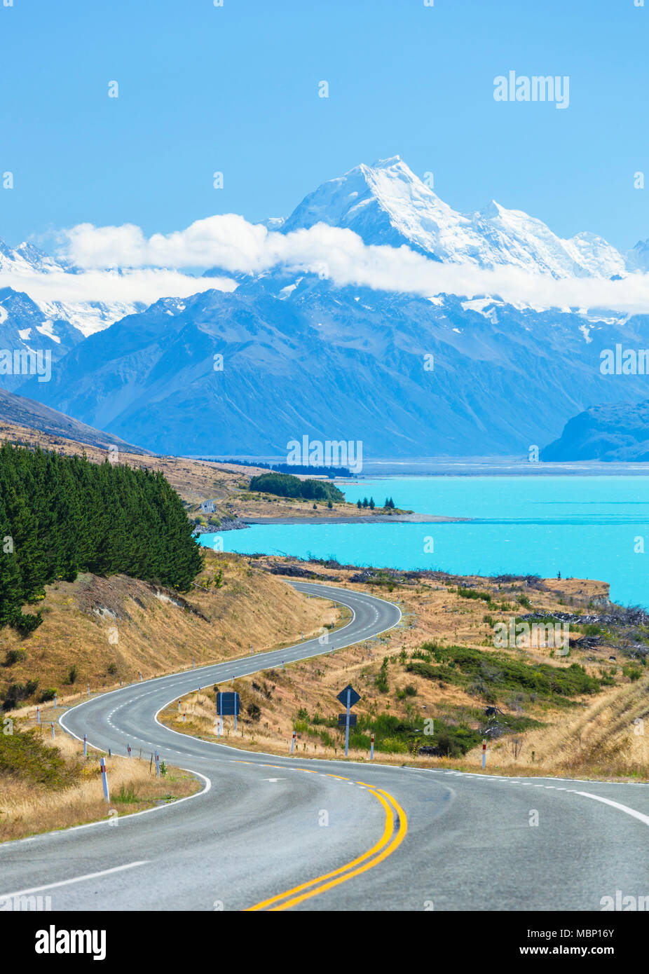 Nuova Zelanda Isola del Sud della Nuova Zelanda tortuosa strada attraverso il parco nazionale di Mount Cook accanto al lago glaciale Pukaki nuova zelanda mackenzie distretto nz Foto Stock