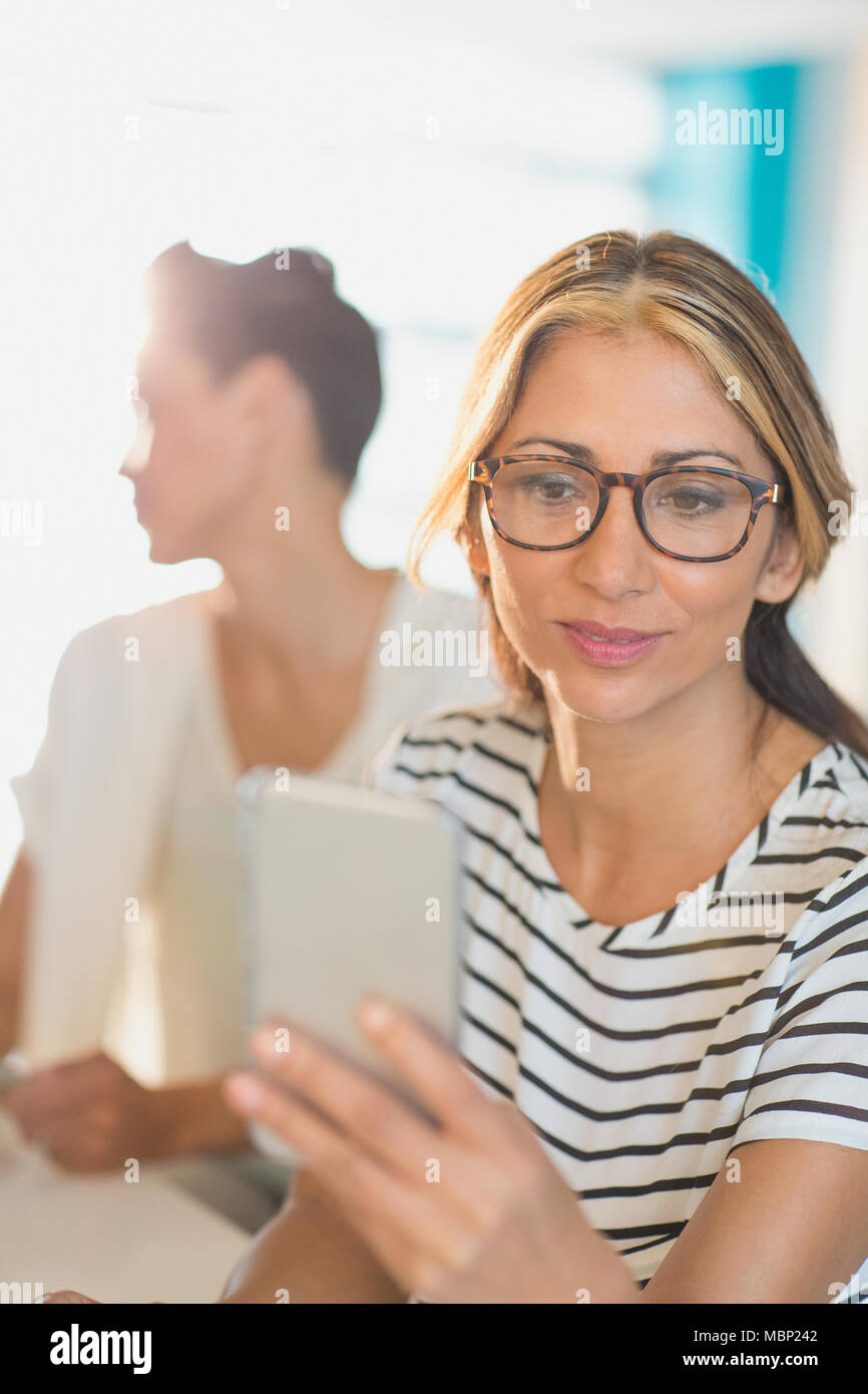 Imprenditrice utilizzando smart phone Foto Stock