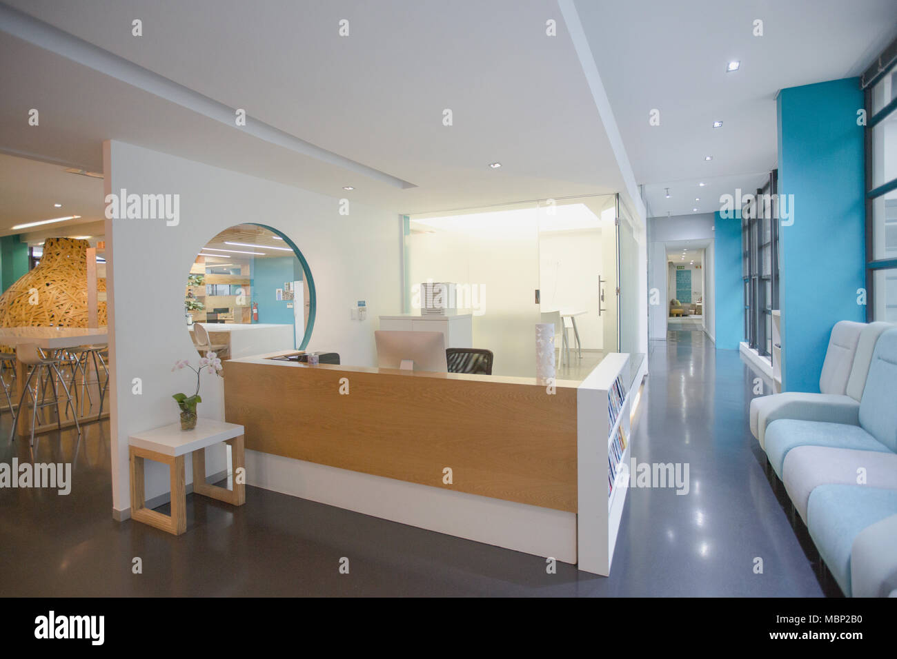 Moderno ufficio creativo banco ricevimento e lobby Foto Stock