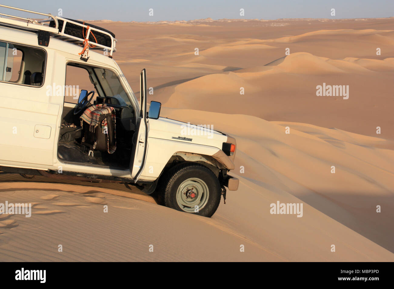 Andare off-road durante un Sahara Desert Safari Foto Stock