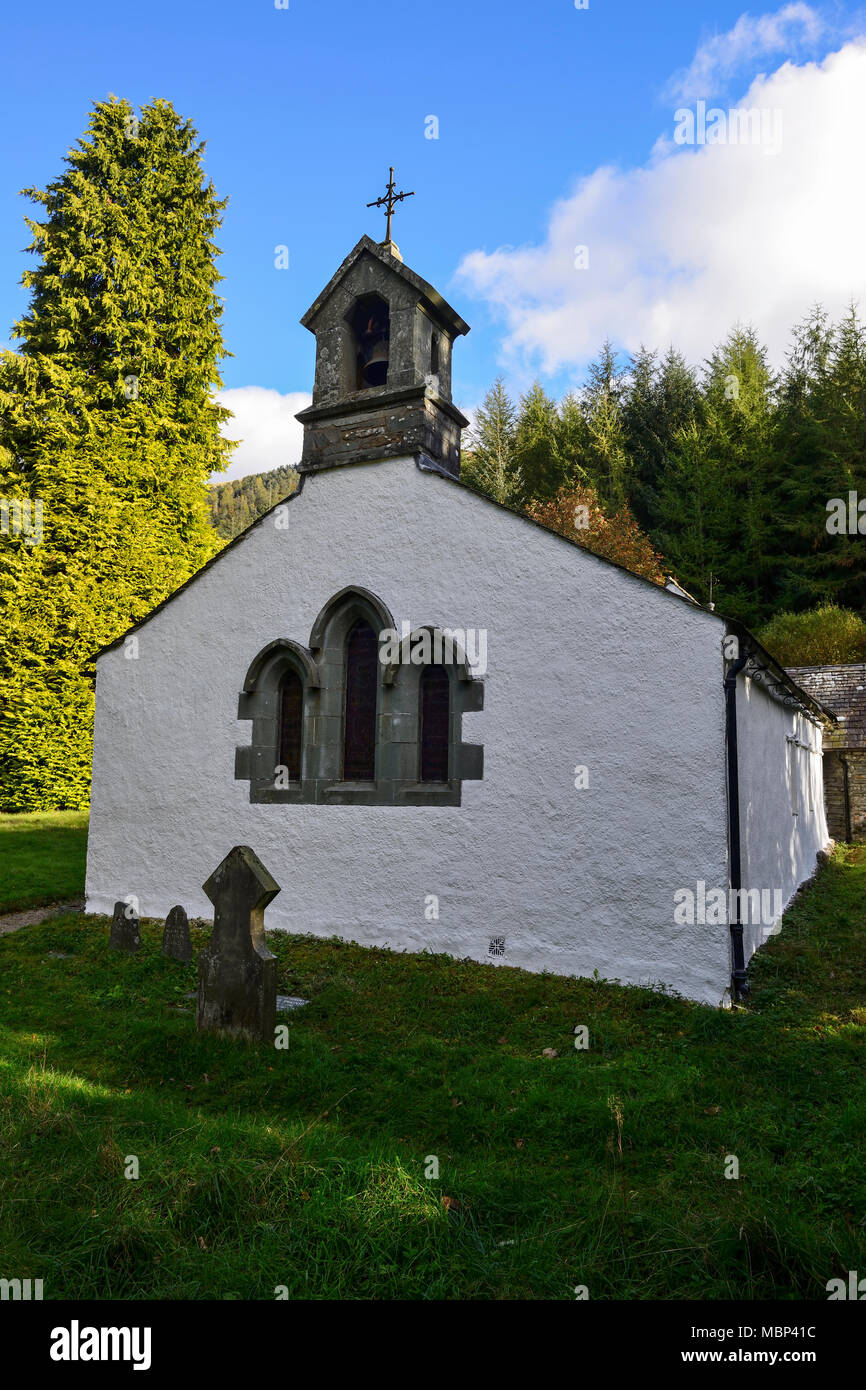 Chiesa Wythburn siede accanto alla A591 strada sul lato est del serbatoio Thirlmere nel Parco nazionale del Lake District in Cumbria, Inghilterra Foto Stock