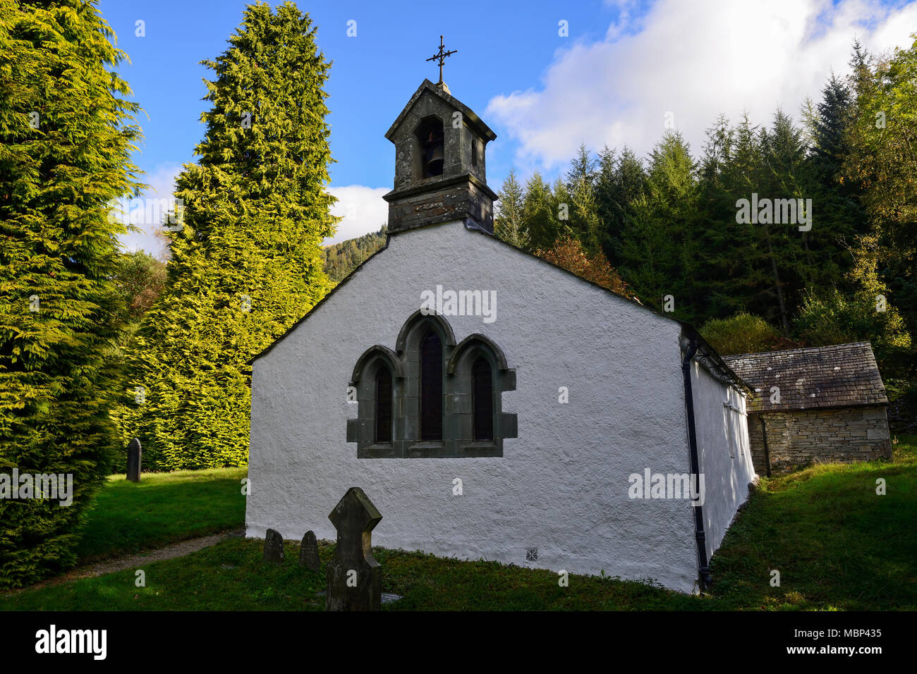 Chiesa Wythburn siede accanto alla A591 strada sul lato est del serbatoio Thirlmere nel Parco nazionale del Lake District in Cumbria, Inghilterra Foto Stock