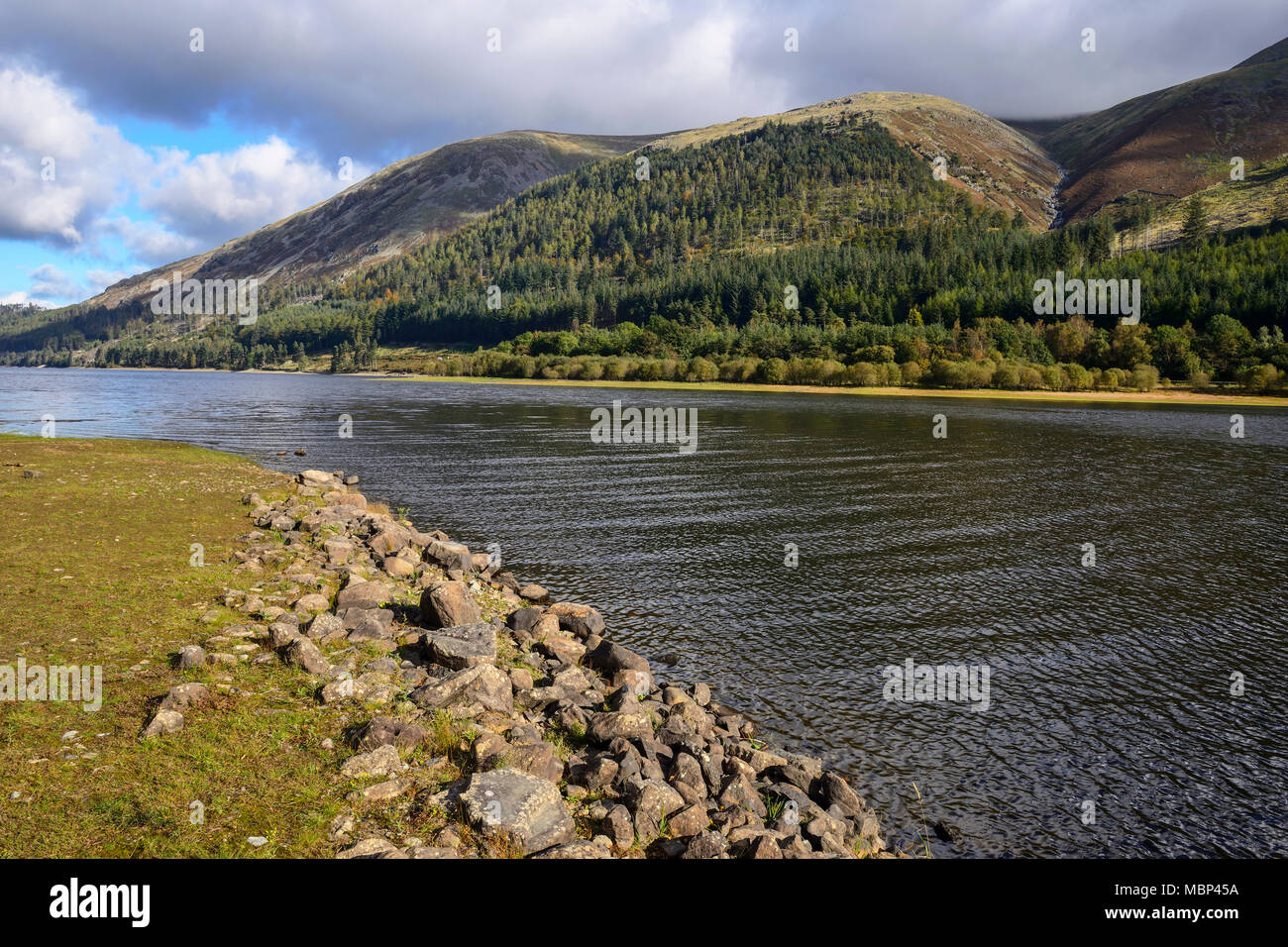 Vista guardando a nord-ovest attraverso Thirlmere nel Parco nazionale del Lake District in Cumbria, Inghilterra Foto Stock