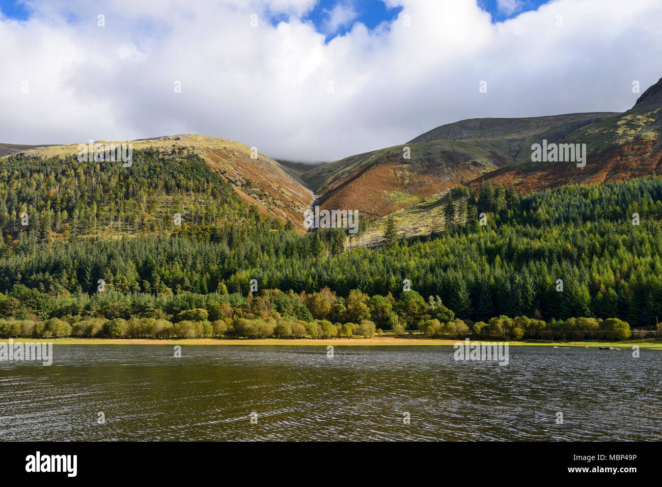 Vista guardando a nord-ovest attraverso Thirlmere nel Parco nazionale del Lake District in Cumbria, Inghilterra Foto Stock