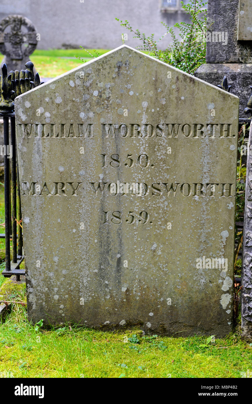 Oggetto contrassegnato per la rimozione definitiva di William Wordsworth e sua moglie Maria nel sagrato della chiesa di San Osvaldo la chiesa nel villaggio di Grasmere nel Distretto del Lago, Cumbria, Inghilterra Foto Stock