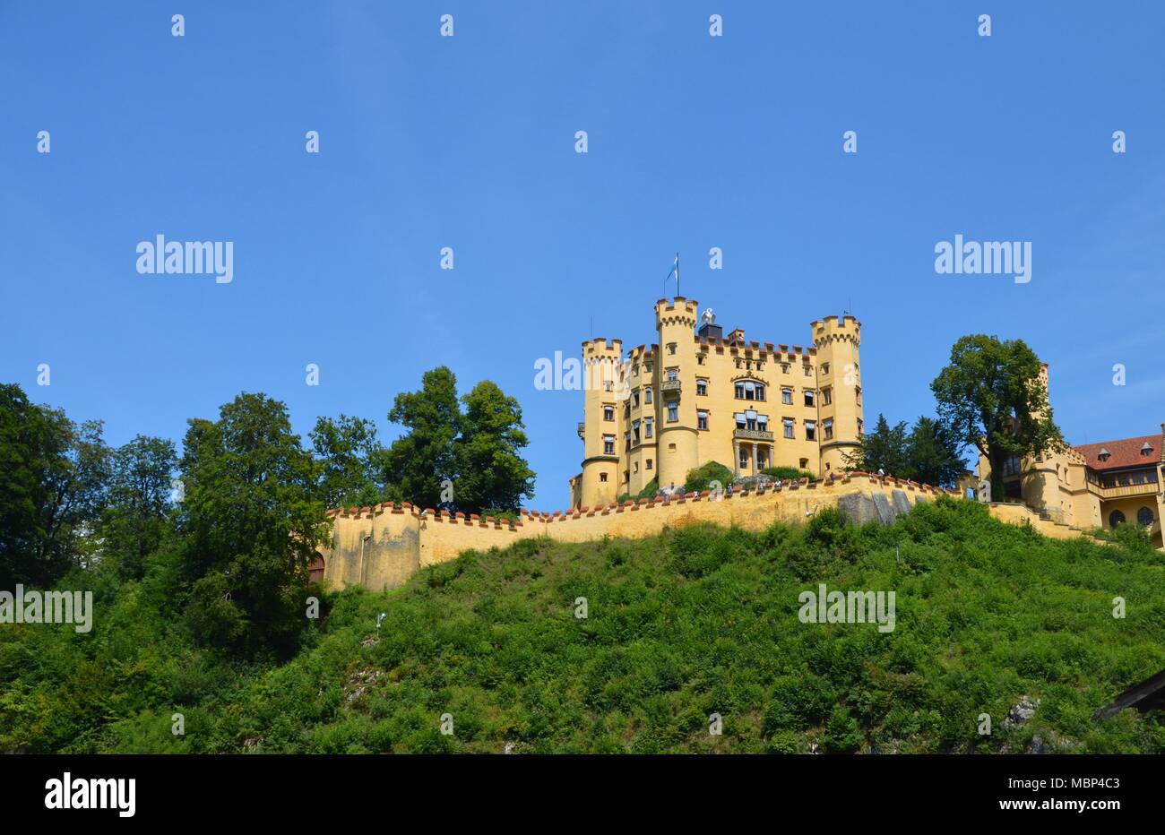 Vista del castello di Hohenschwangau vicino a villaggio alpino Schwangau in Baviera, Germania Foto Stock