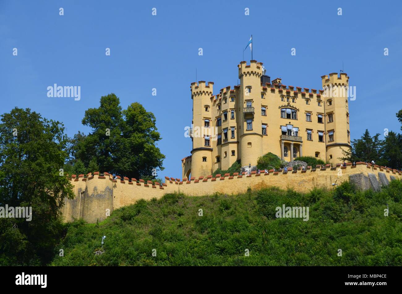 Vista del castello di Hohenschwangau vicino a villaggio alpino Schwangau in Baviera, Germania Foto Stock
