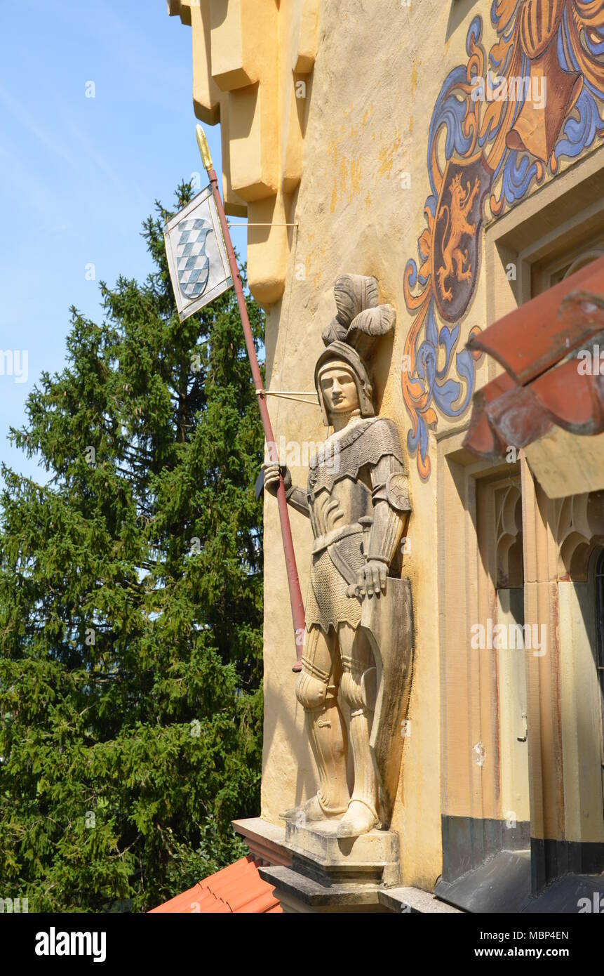 La scultura di un cavaliere in armatura presso il castello di Hohenschwangau vicino a villaggio alpino Schwangau in Baviera, Germania Foto Stock