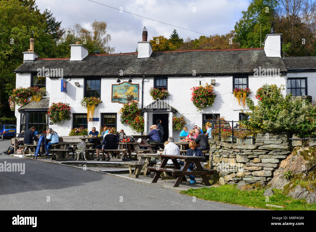 Il Britannia Inn nel villaggio di Elterwater nel Parco nazionale del Lake District in Cumbria, Inghilterra Foto Stock