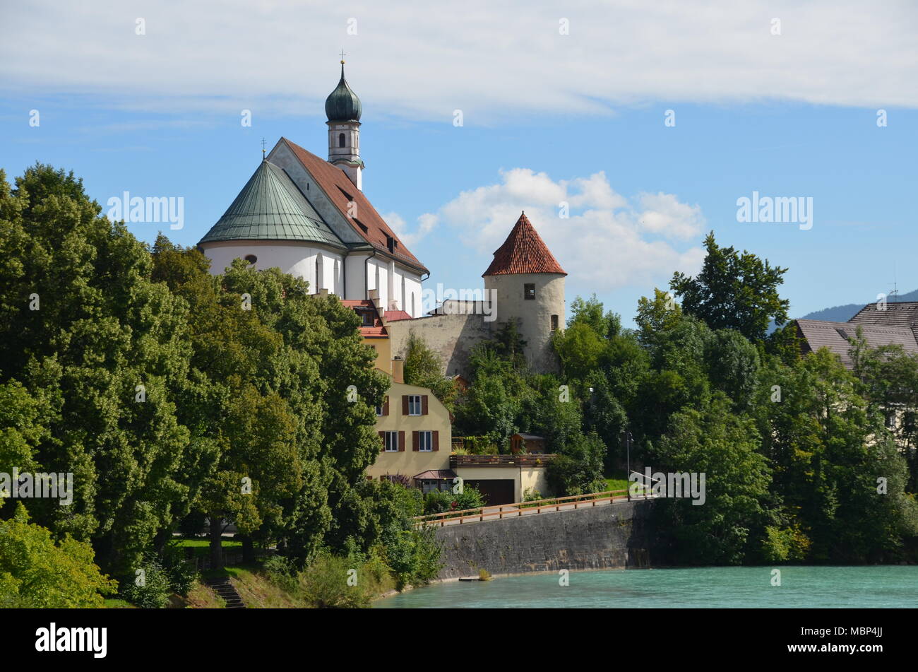 Visualizzare Francescano di Santo Stefano chiesa di Abbazia francescana sulle rive del fiume Lech a Füssen, Germania Foto Stock